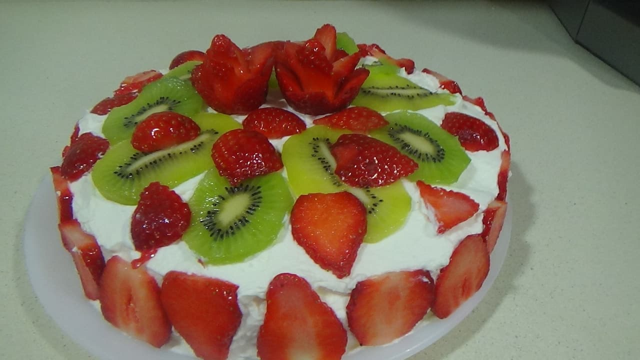 pastel de fresa y kiwi