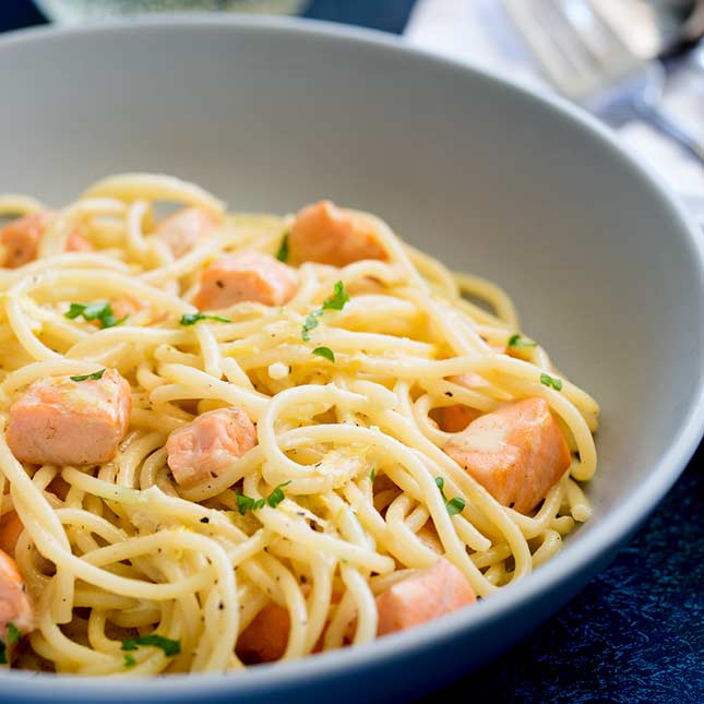 Espaguetis con salmón simple - recetas