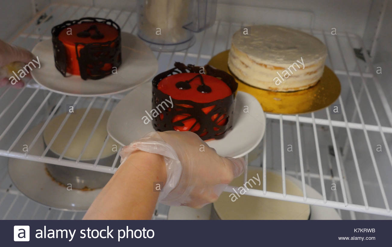 торт с сахарной картинкой в холодильнике